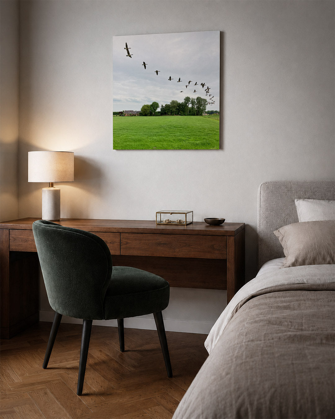 Vliegende vogels kunstwerk – sfeerbeeld – een groep vogels vliegt in formatie over een groen veld met bomen en een huis op de