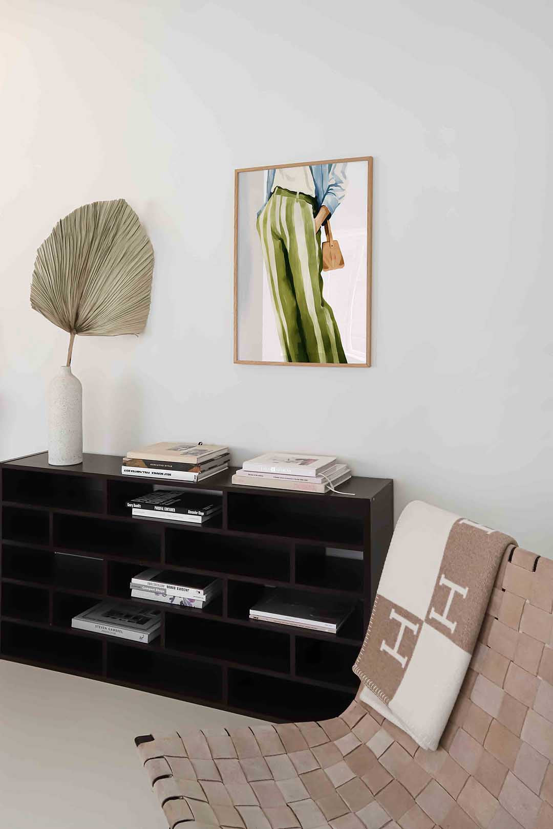 Gestreepte broek en tas – staande moderne wanddecoratie van WallArtistic