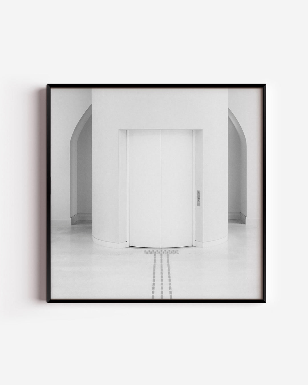 Deur poster – vierkante wanddecoratie – deze poster toont een strakke, symmetrische compositie met een centrale deur. De