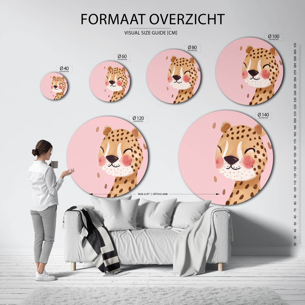 Vrolijke luipaard Muurcirkel – extra productweergave – Een lachende luipaard met roze wangen en bruine vlekken op een roze