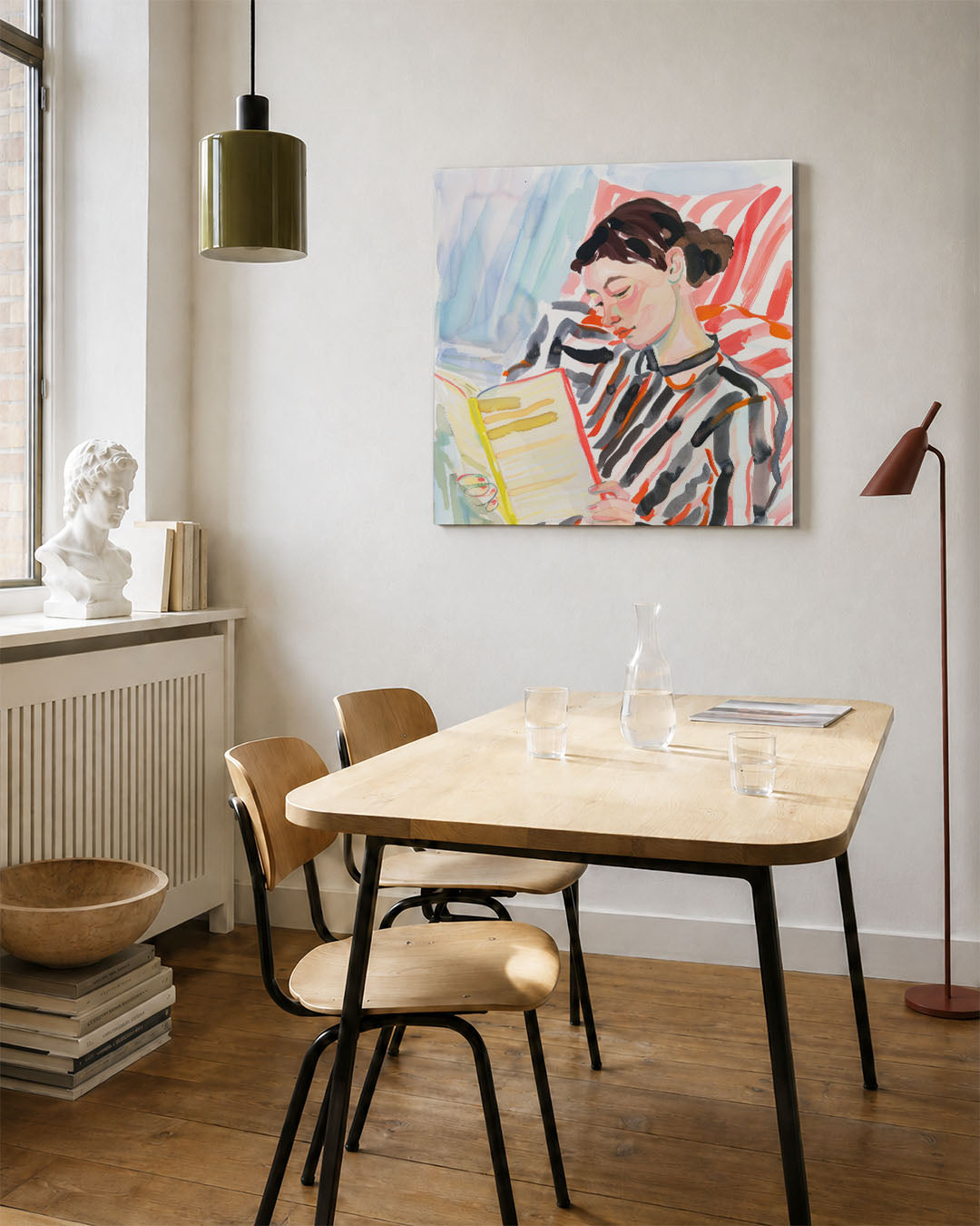 Lezende vrouw kunstwerk – vierkante wanddecoratie – dit kunstwerk toont een vrouw verdiept in een boek, omgeven door