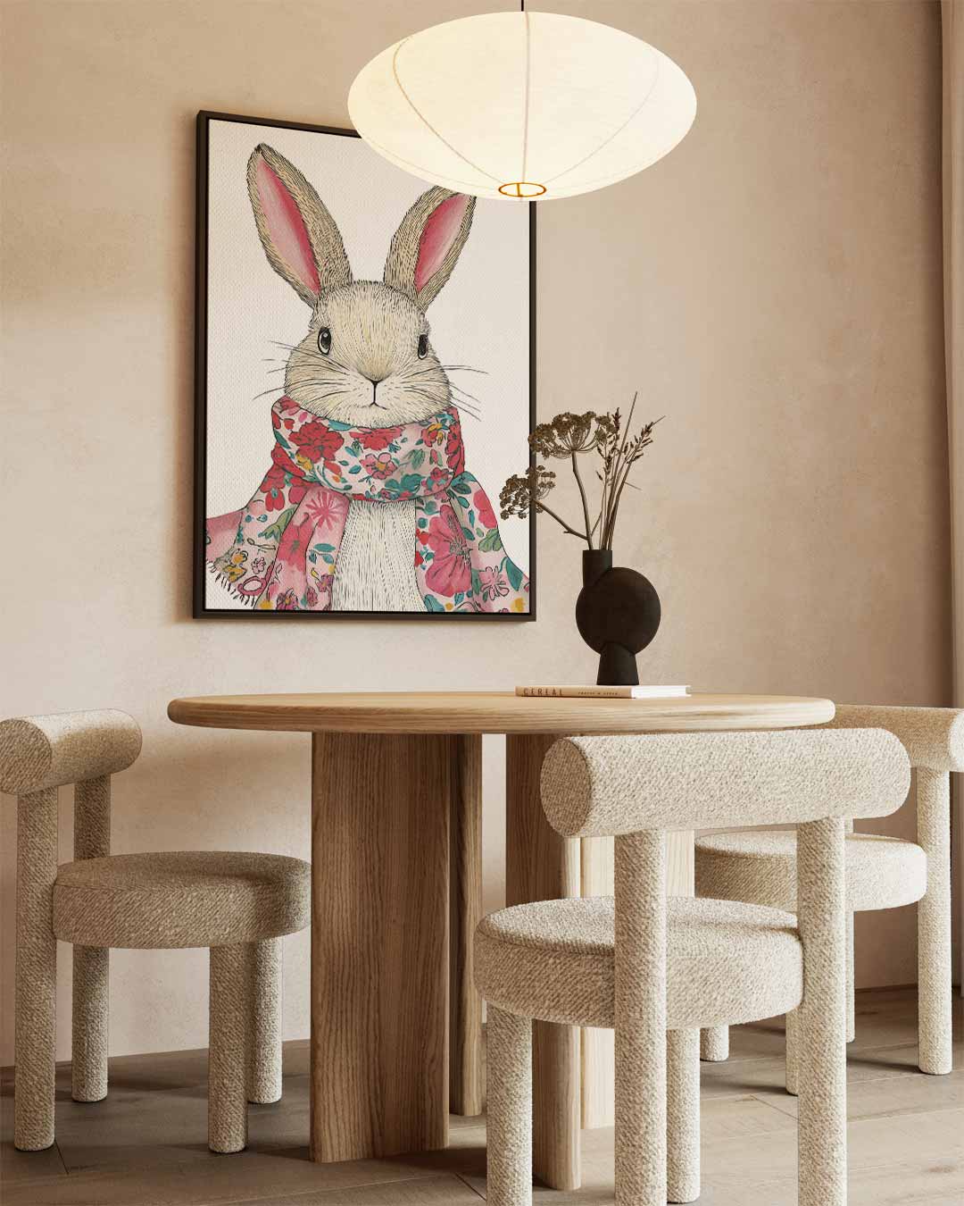 Schattig Konijn met Bloemensjaal – kunstwerk met zwarte baklijst
