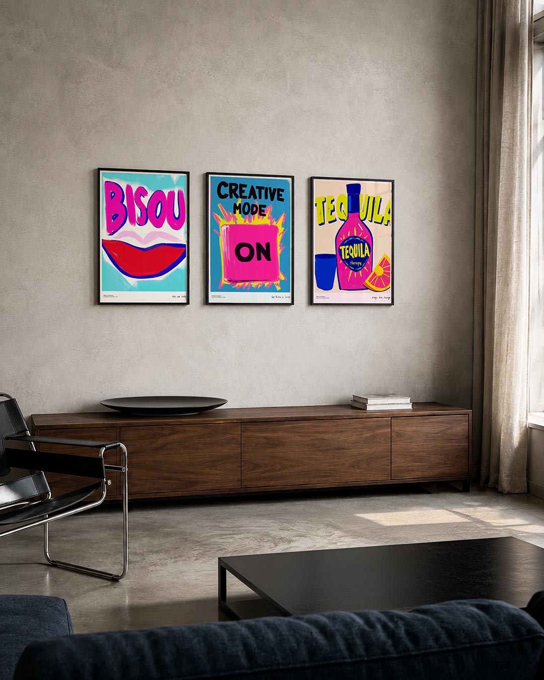 Kleurrijke kus posterset – tweede productweergave – felroze letters boven een rode lip, omlijst door blauwe en
