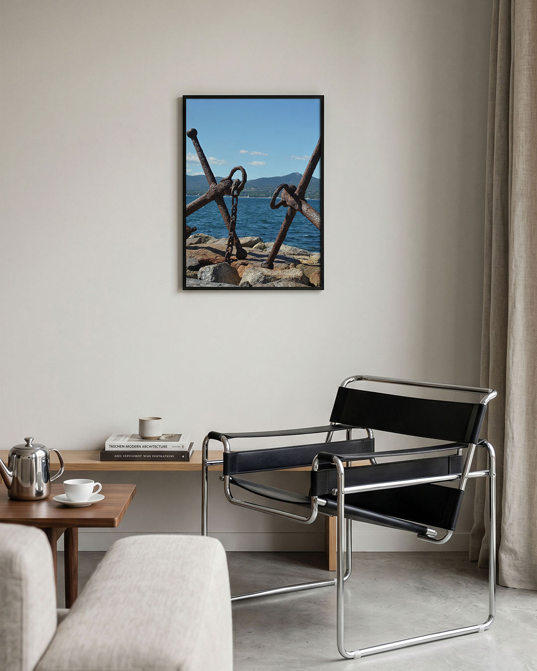 Ankers poster – tweede productweergave – deze poster toont twee ankers op een rotsachtige kustlijn met een helderblauwe lucht
