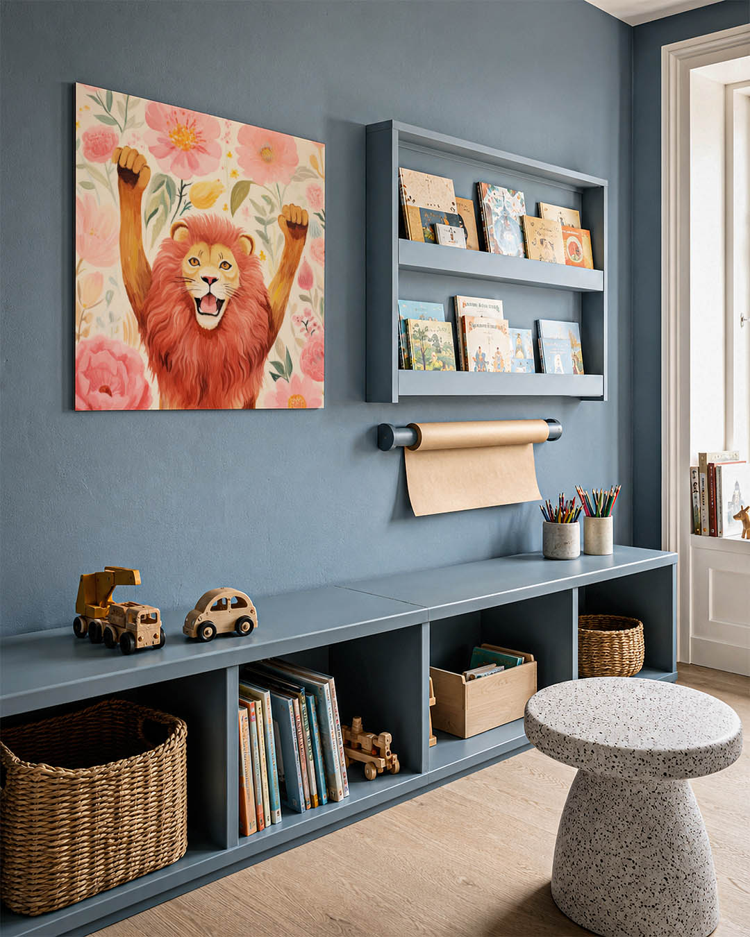 Vrolijke leeuw en bloemen kunstwerk – detailweergave – dit werk toont een leeuw met opgeheven poten omringd door grote roze