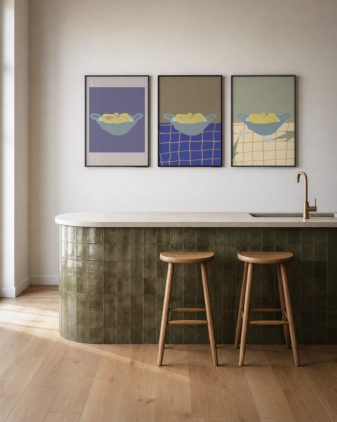 Fruit in kleur posterset – tweede productweergave – een schaal met gele vruchten op een blauwe achtergrond