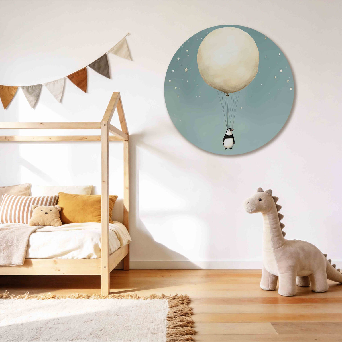 Pinguïn met ballon Muurcirkel – tweede productweergave – Een pinguïn hangt aan een grote, beige ballon tegen een lichtblauwe