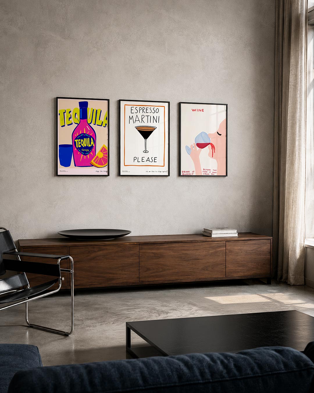 Kleurrijke flesvorm posterset – tweede productweergave – een felgekleurde fles met speelse typografie en