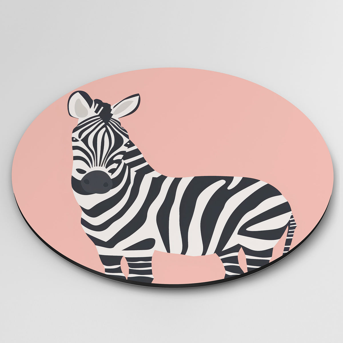 Zebra op roze Muurcirkel – detailweergave – Een zebra met zwarte en witte strepen tegen een roze achtergrond.