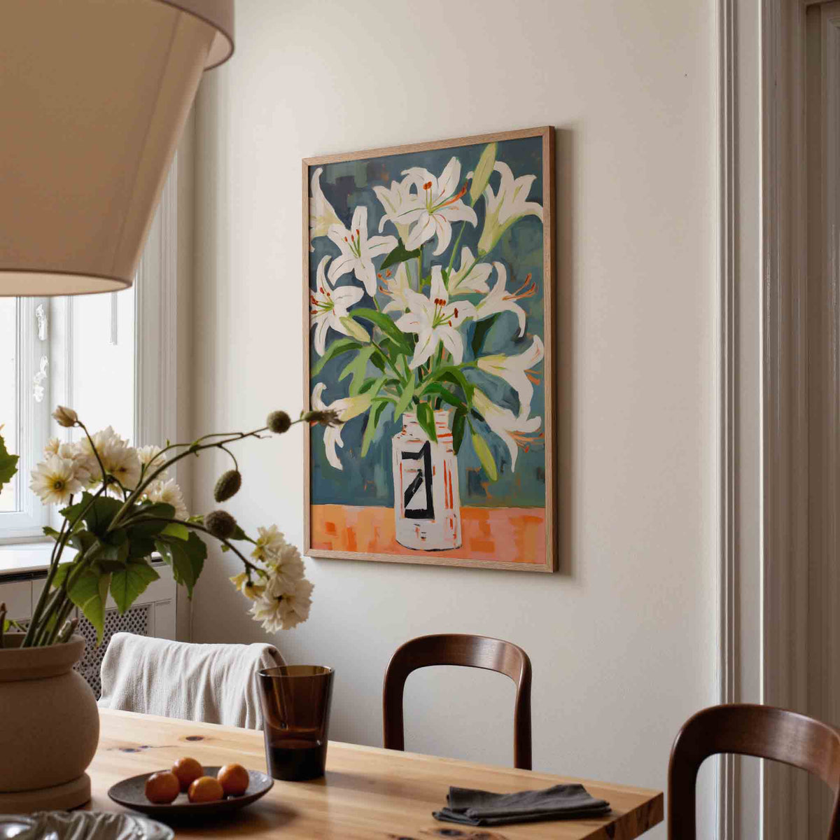 Witte lelies in vaas – kunst en design poster in portret formaat