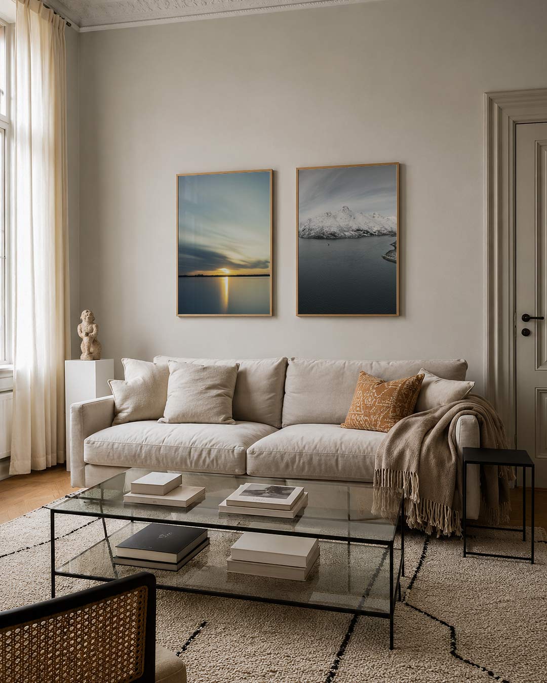 Licht en reflectie tweedelige posterset – een serene horizon met zachte, vloeiende lijnen. De lucht en het water spelen met
