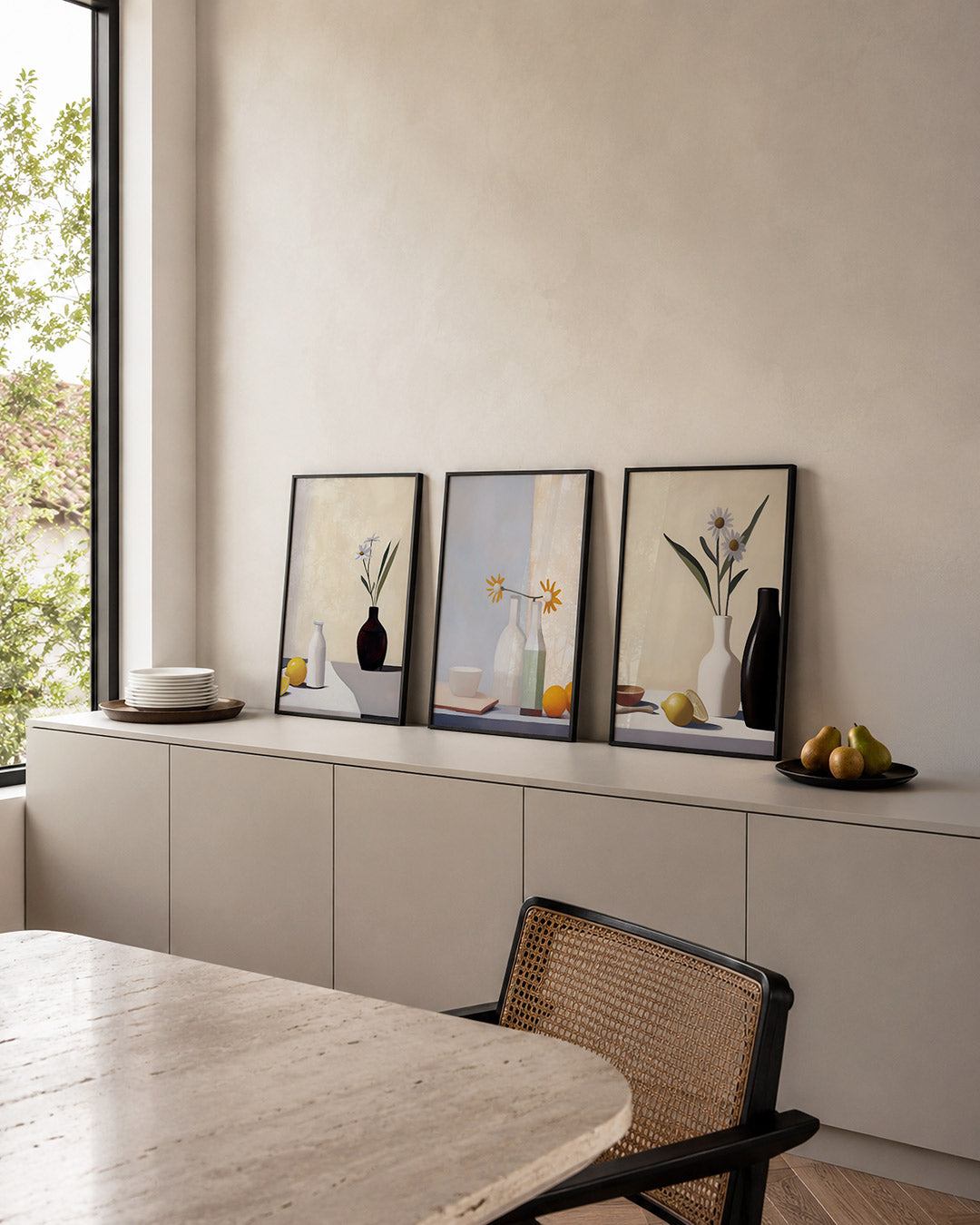 Vorm en balans posterset – detailweergave – een vaas met bloemen en een fles op een tafel