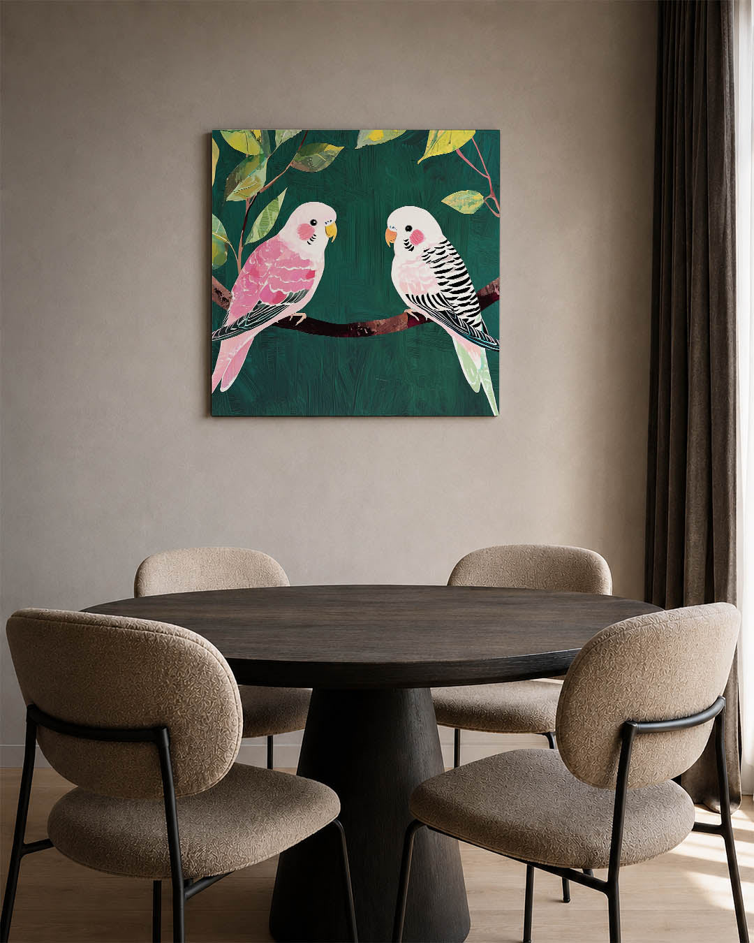 Vogels op tak kunstwerk – derde productweergave – dit werk toont twee kleurrijke vogels op een tak, omringd door bladeren. De