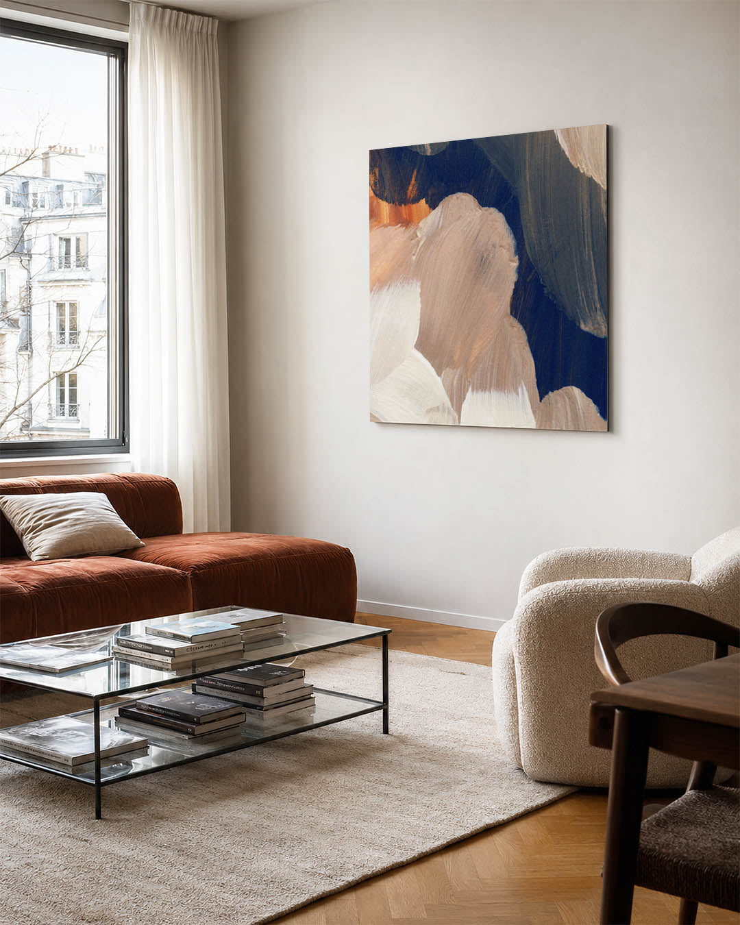 Abstracte kunstwerk – vierkante wanddecoratie – dit kunstwerk toont vloeiende penseelstreken in beige, wit en donkerblauw. De