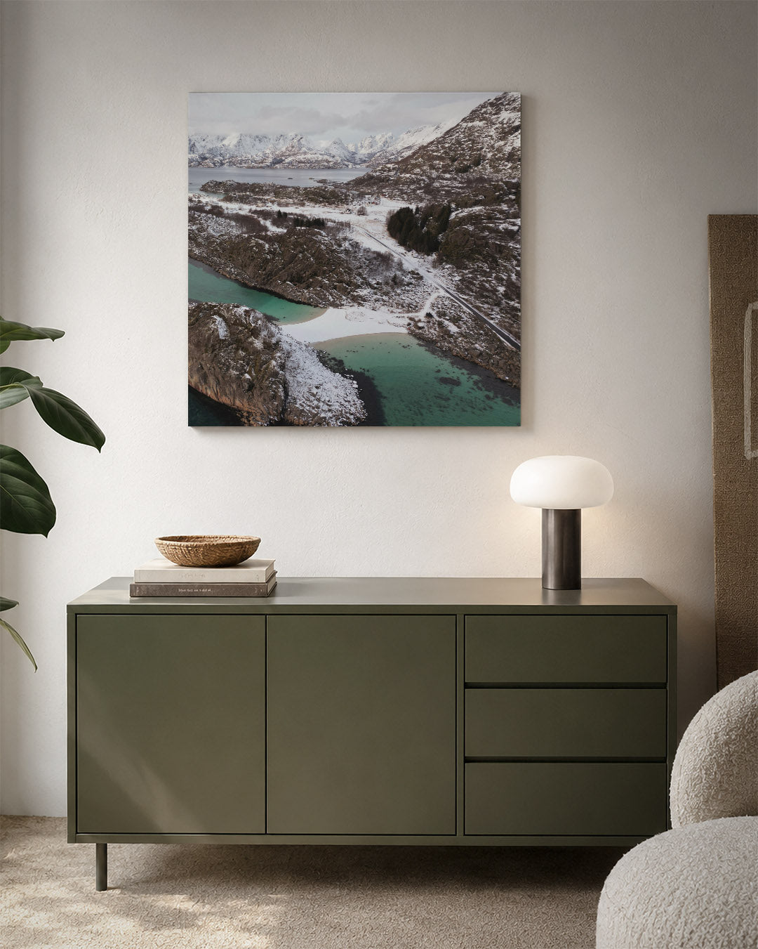 Berglandschap met sneeuw kunstwerk – detailweergave – een serene winterse scène met besneeuwde bergen en een turquoise zee.