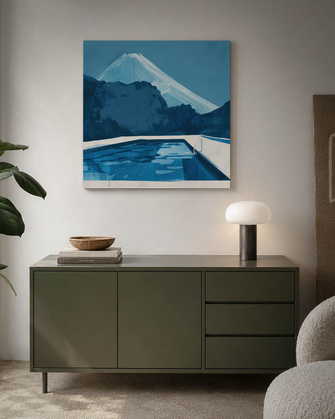 Blauwe berglandschap kunstwerk – detailweergave – dit werk toont een serene berg met een zwembad op de voorgrond. De blauwe