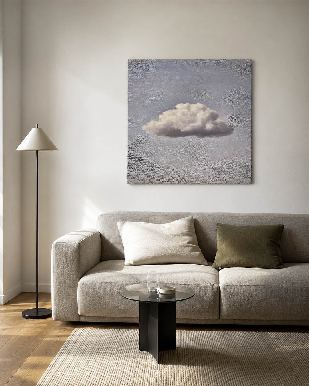 Dromerige wolk kunstwerk – vierkante wanddecoratie – een enkele wolk zweeft in een rustige lucht. De zachte kleuren en