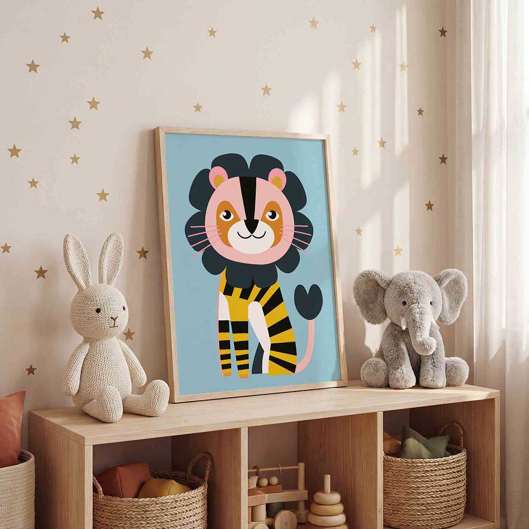 Leeuw op blauwe achtergrond – staande kinderkamer wanddecoratie van WallArtistic