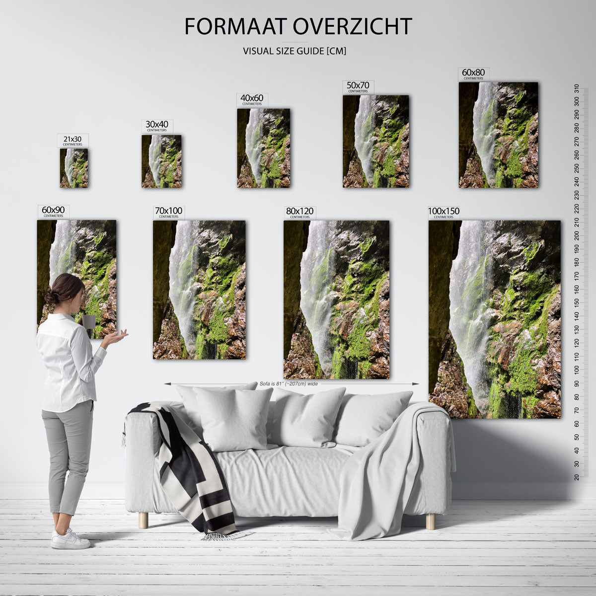 Rotsachtige waterval poster – sfeerbeeld – deze poster toont een waterval die langs groene, met mos bedekte rotsen stroomt.