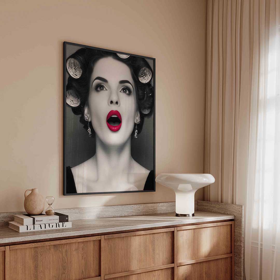 Vrouw met rode lippen – kleurrijke Pop Art poster in staand formaat