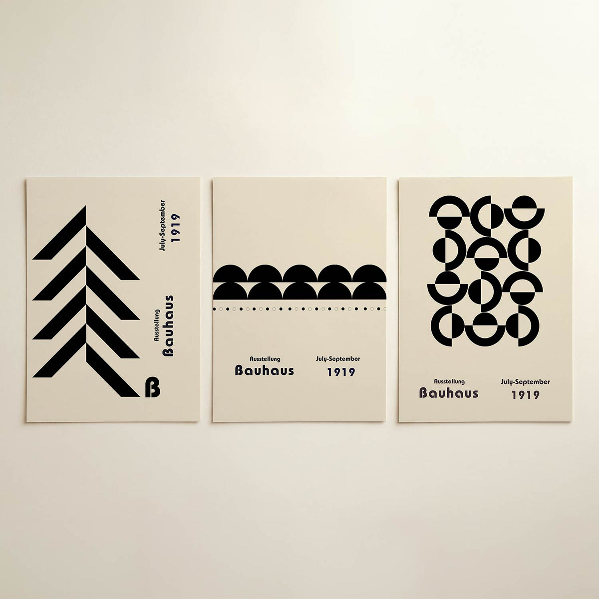 Zwart wit pijlen posterset – detailweergave – deze posterset in drie delen toont een speels lijnenspel van zwarte pijlen op