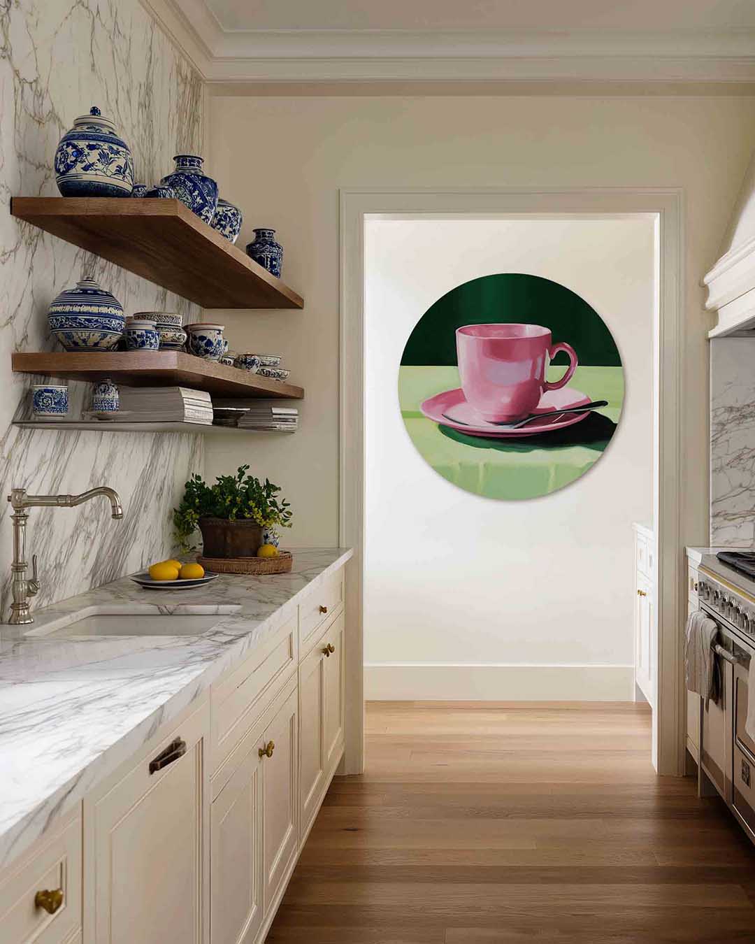 Roze kopje op groene achtergrond – moderne abstracte muurcirkel voor aan de muur