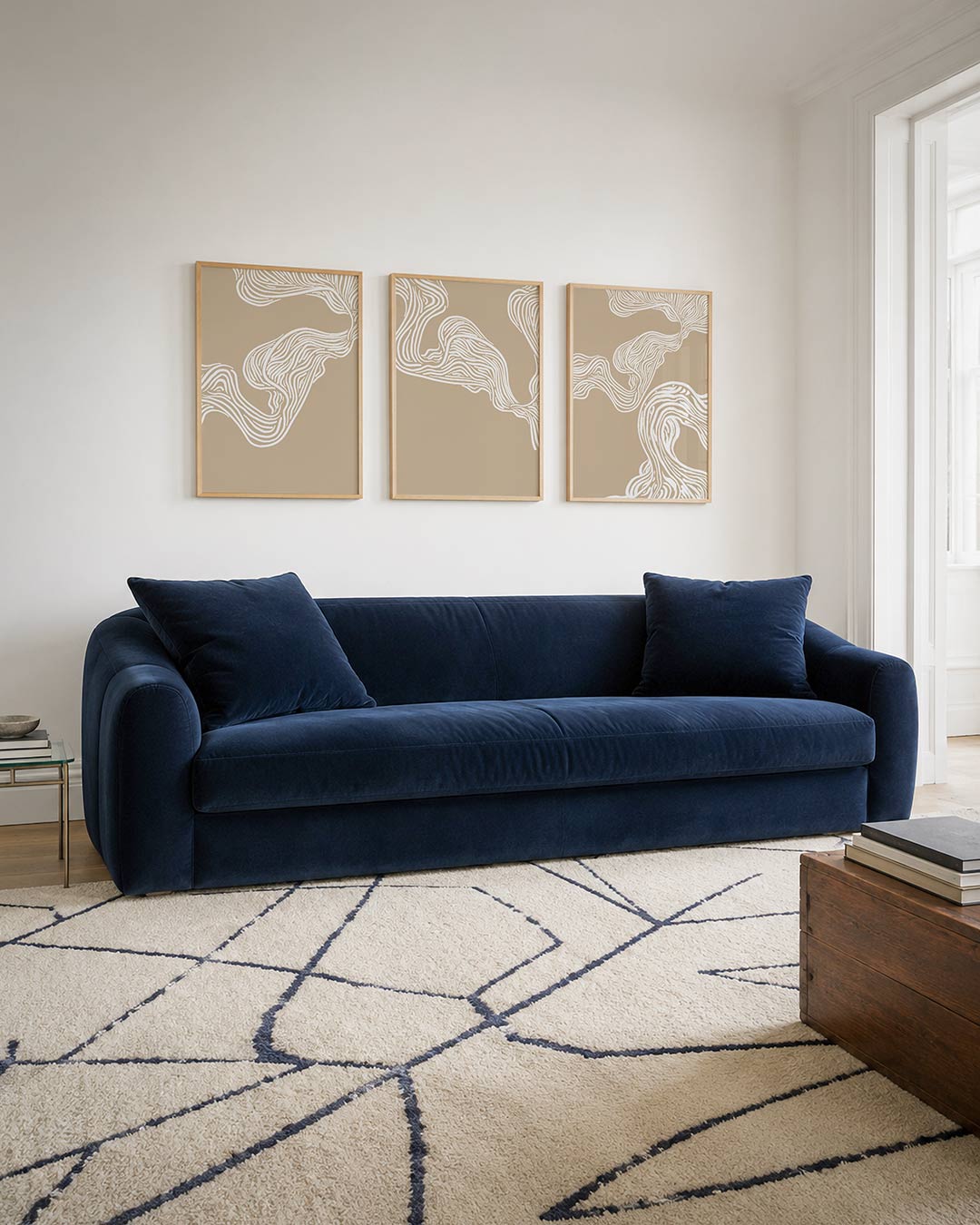 Golvende lijnen – deze posterset toont vloeiende witte lijnen op een beige achtergrond – weergave 2
