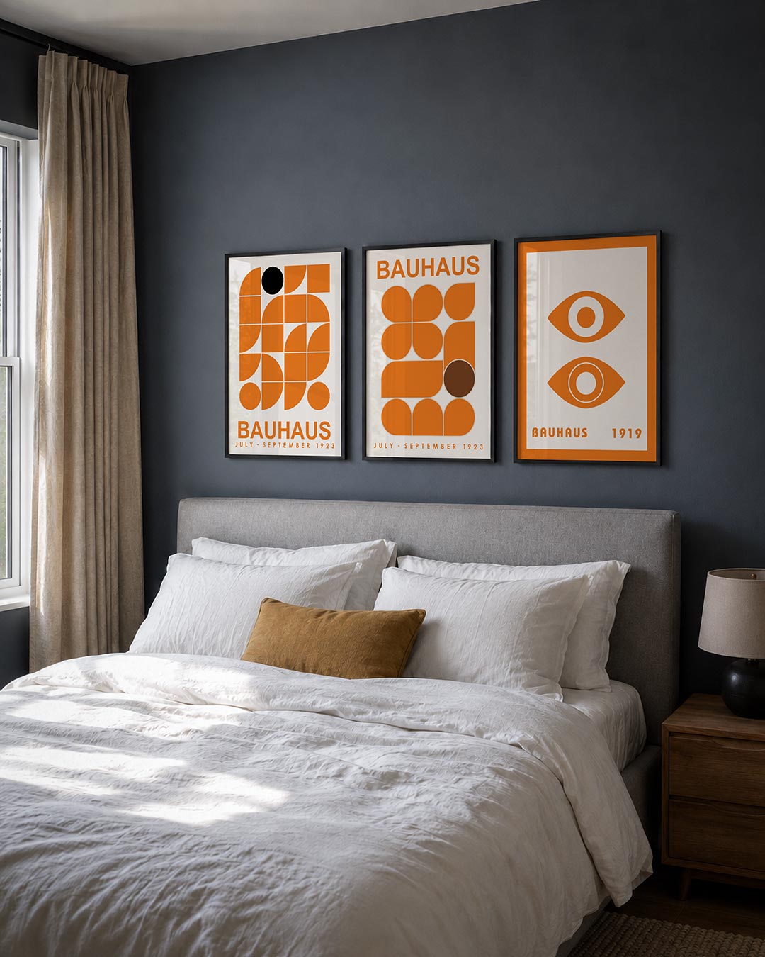 Vorm en kleurenspel posterset – derde productweergave – deze posterset in drie delen toont een dynamisch spel van oranje en