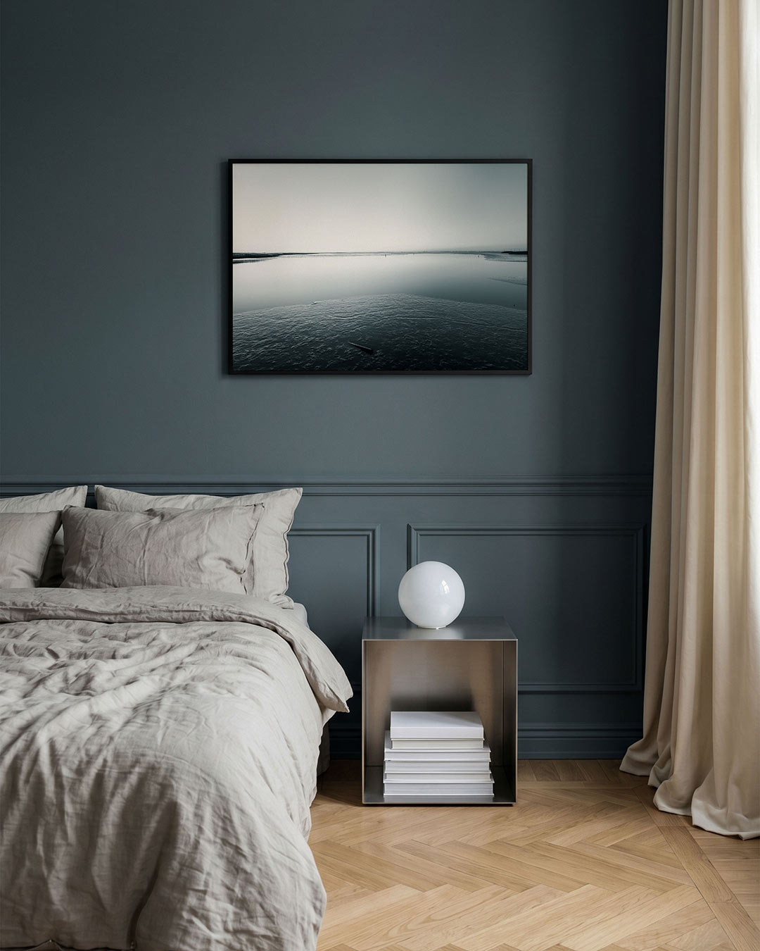 Rustige waterlandschap poster – detailweergave – deze poster toont een serene waterlandschap met een gladde horizon en