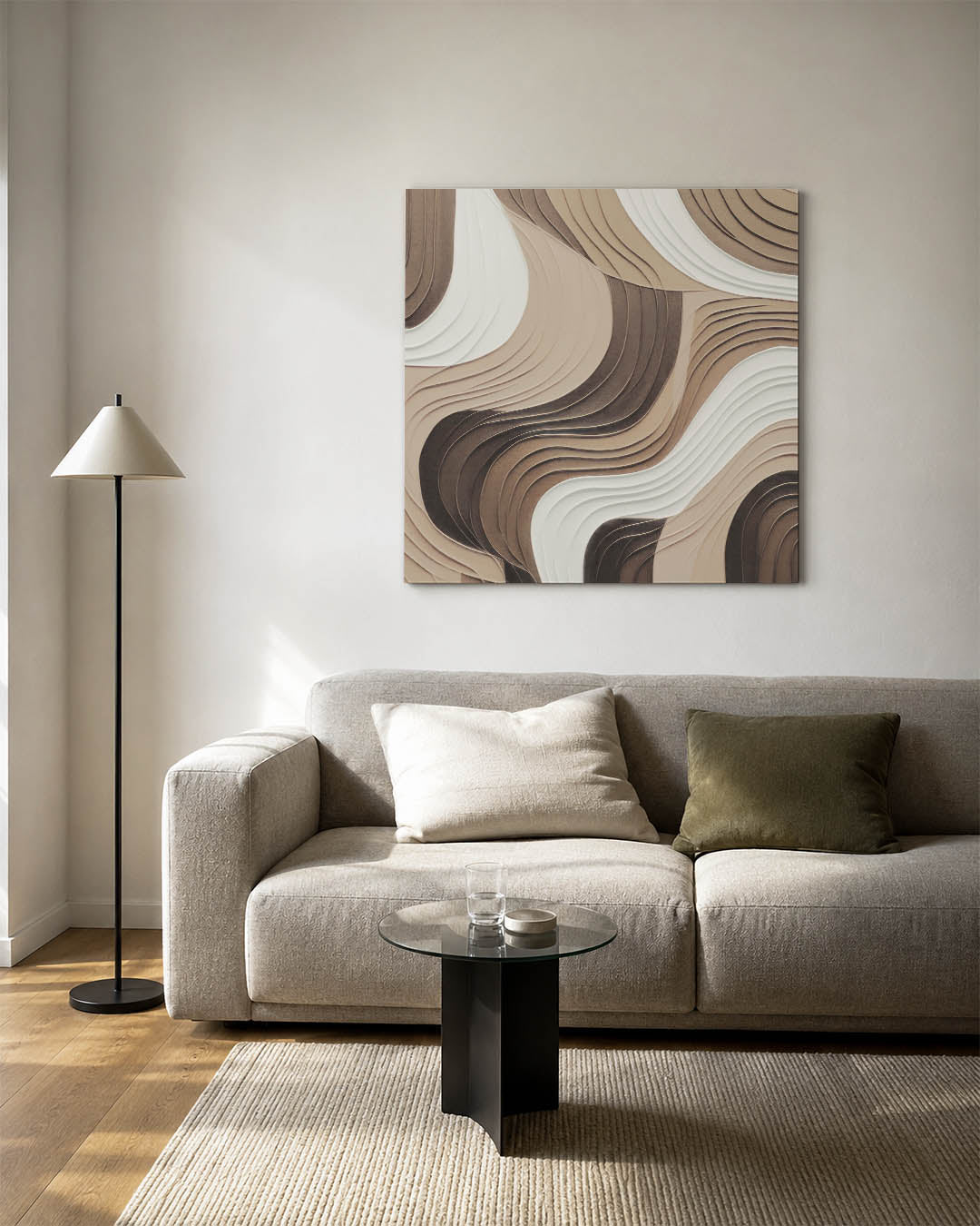 Golvende lijnen kunstwerk – vierkante wanddecoratie – dit kunstwerk toont vloeiende, golvende lijnen in beige, wit en bruin.