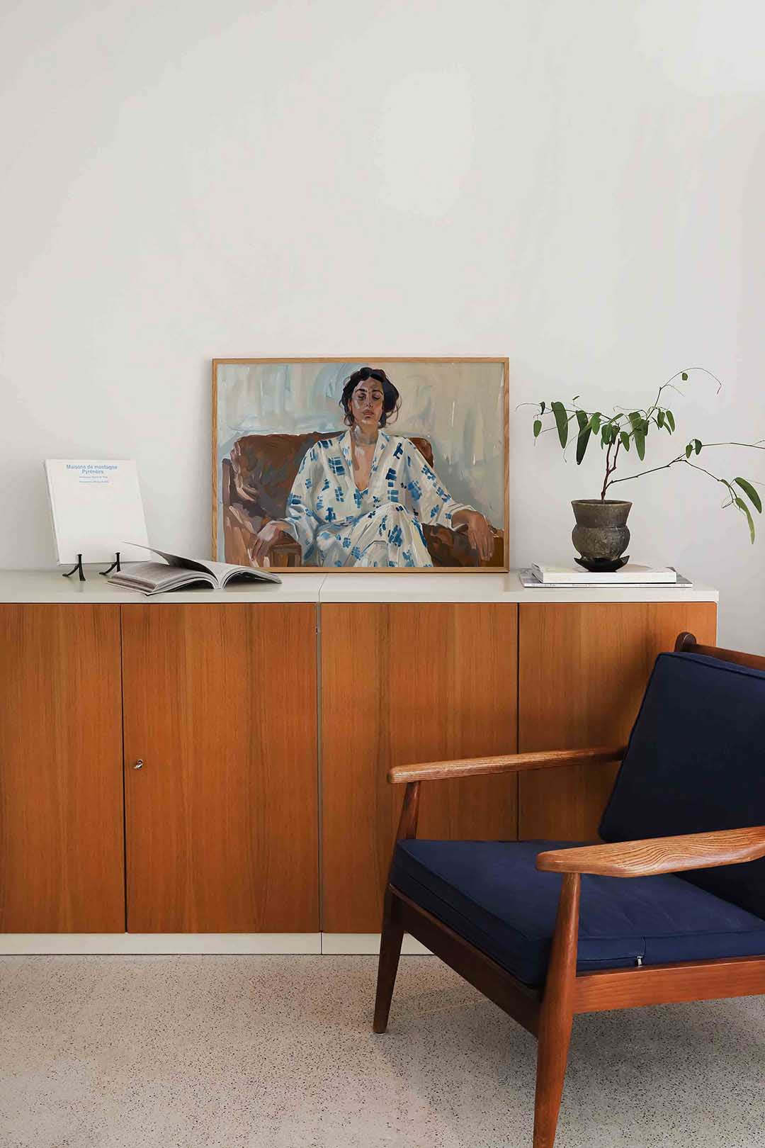 Vrouw in stoel – moderne landscape wanddecoratie van WallArtistic