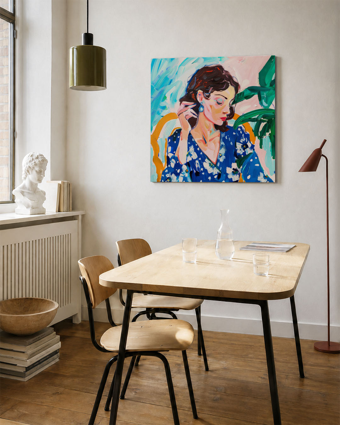 Vrouwelijk portret kunstwerk – vierkante wanddecoratie – dit kunstwerk toont een vrouw in een blauwe jurk met bloemen