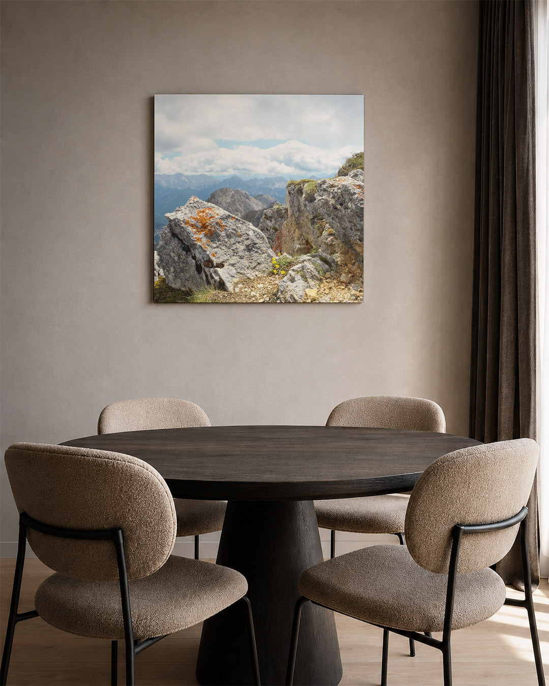 Berglandschap met rotsen kunstwerk – tweede productweergave – deze kunstwerk toont een indrukwekkend berglandschap met ruige