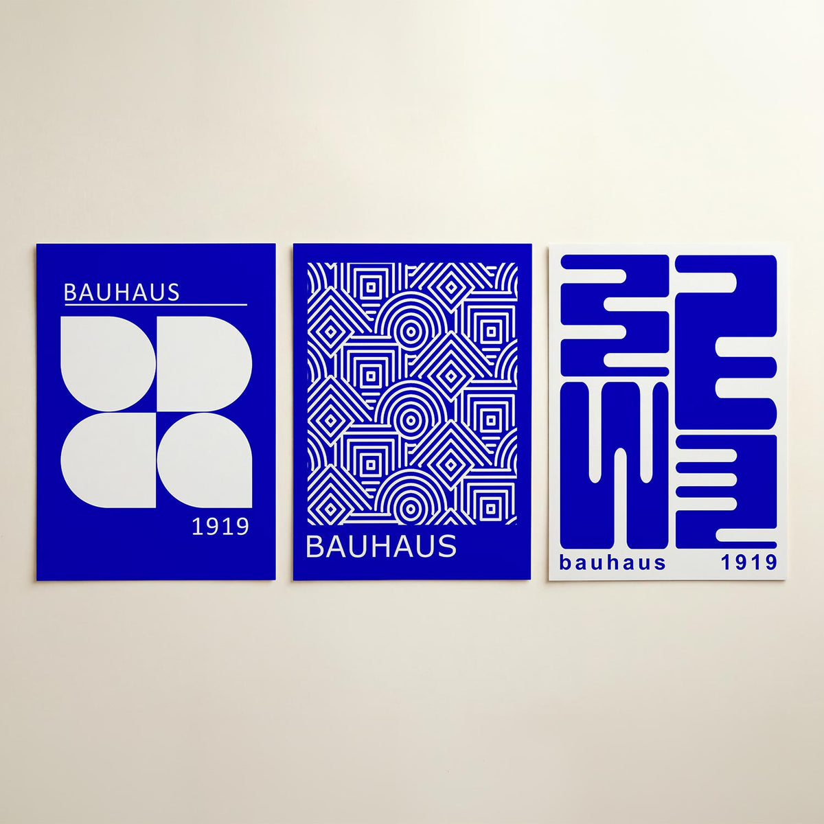 Vorm en kleur posterset – detailweergave – deze posterset in drie delen toont een levendig spel van witte geometrische vormen