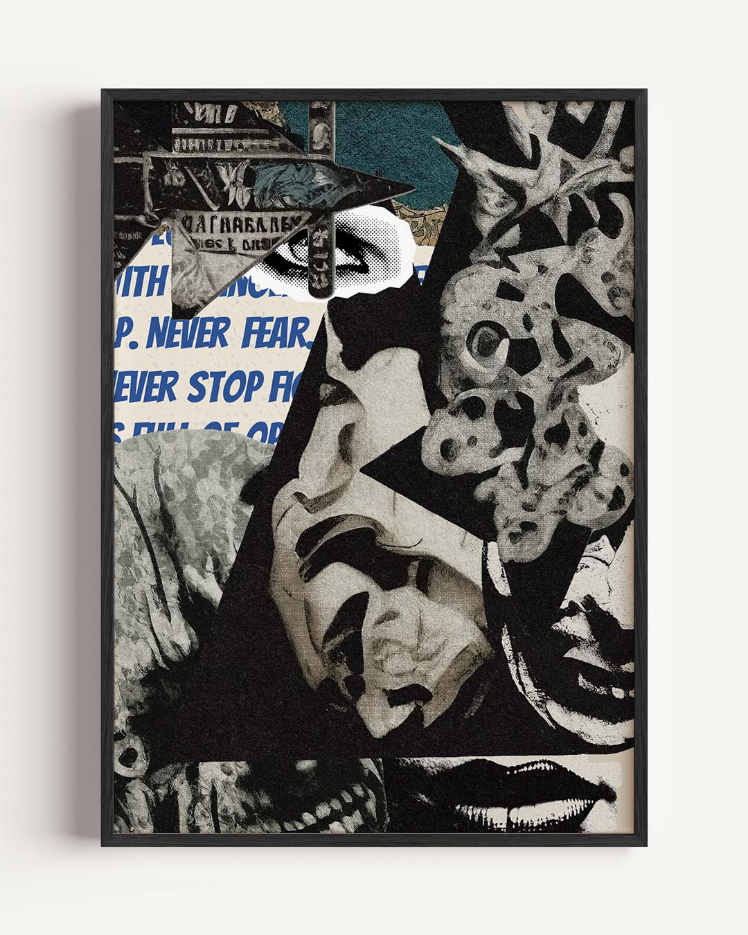 Collage Oog Maskers en Tekstfragmenten – abstracte portret poster als wanddecoratie