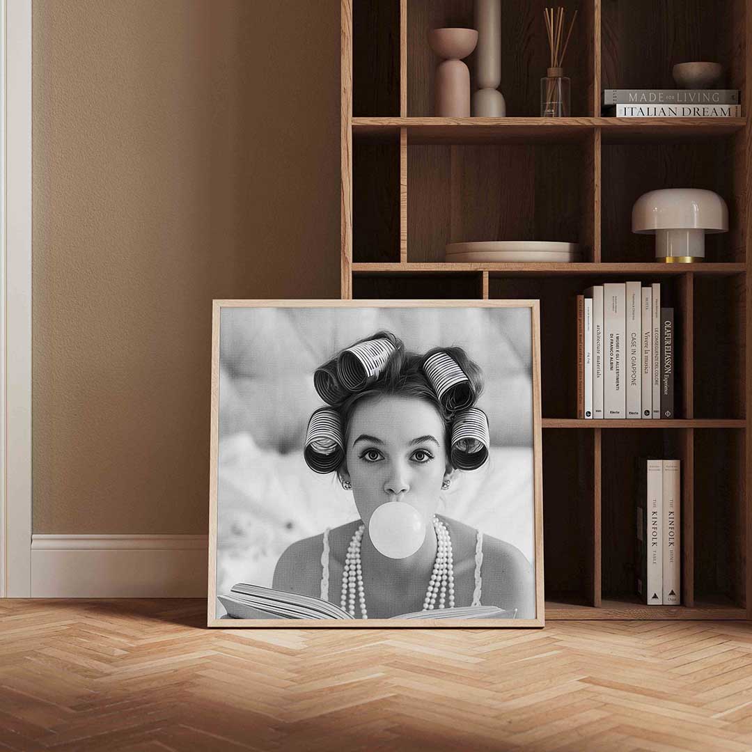 Meisje met krulspelden – kleurrijke Pop Art poster in vierkant formaat