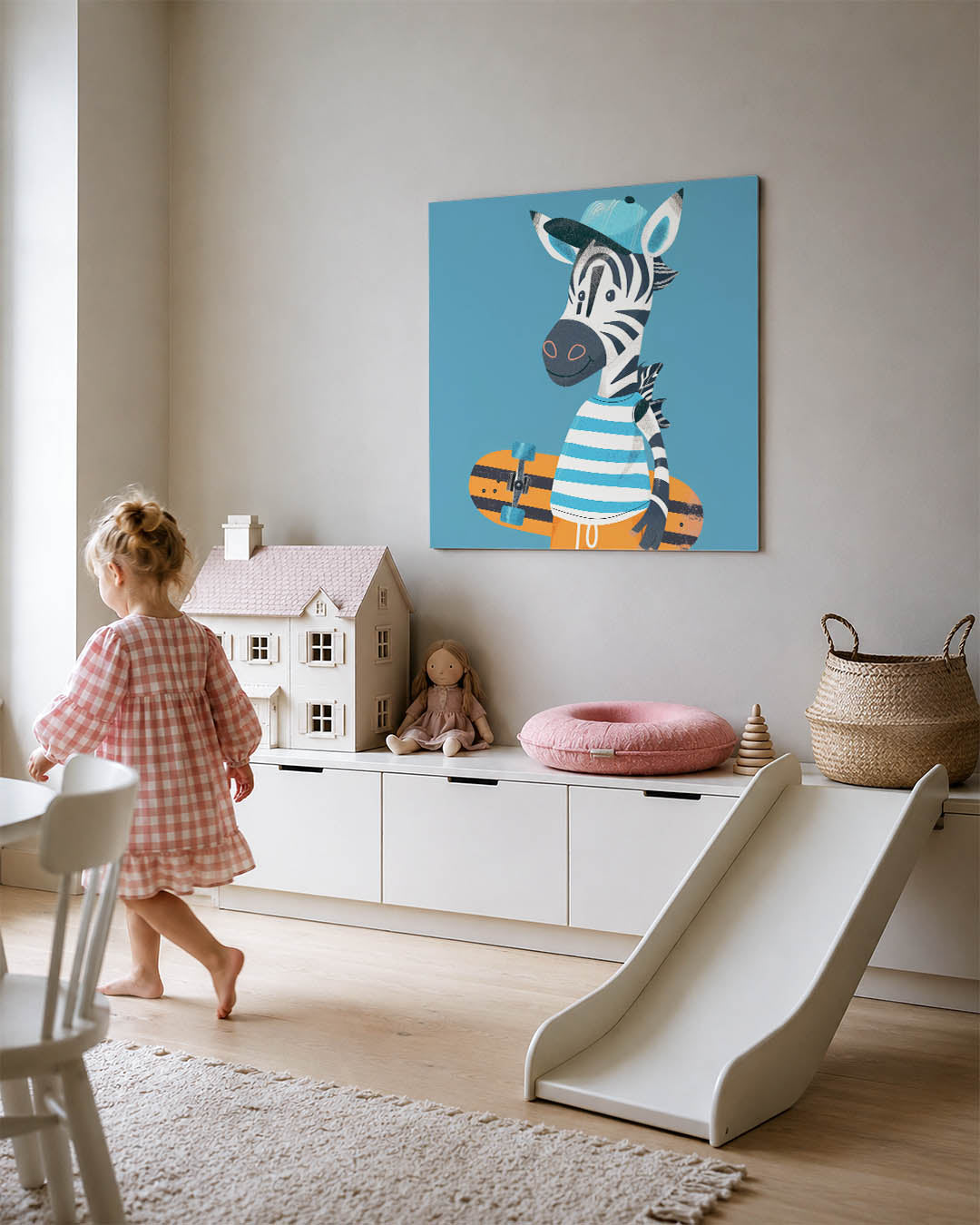 Speelse zebra illustratie kunstwerk – tweede productweergave – dit kunstwerk toont een vrolijke zebra met een skateboard. De
