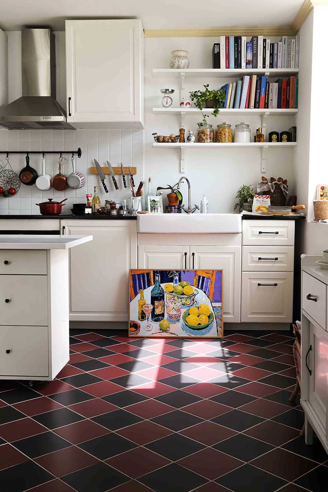 Citroenen en flessen op tafel – liggende keuken wanddecoratie van WallArtistic