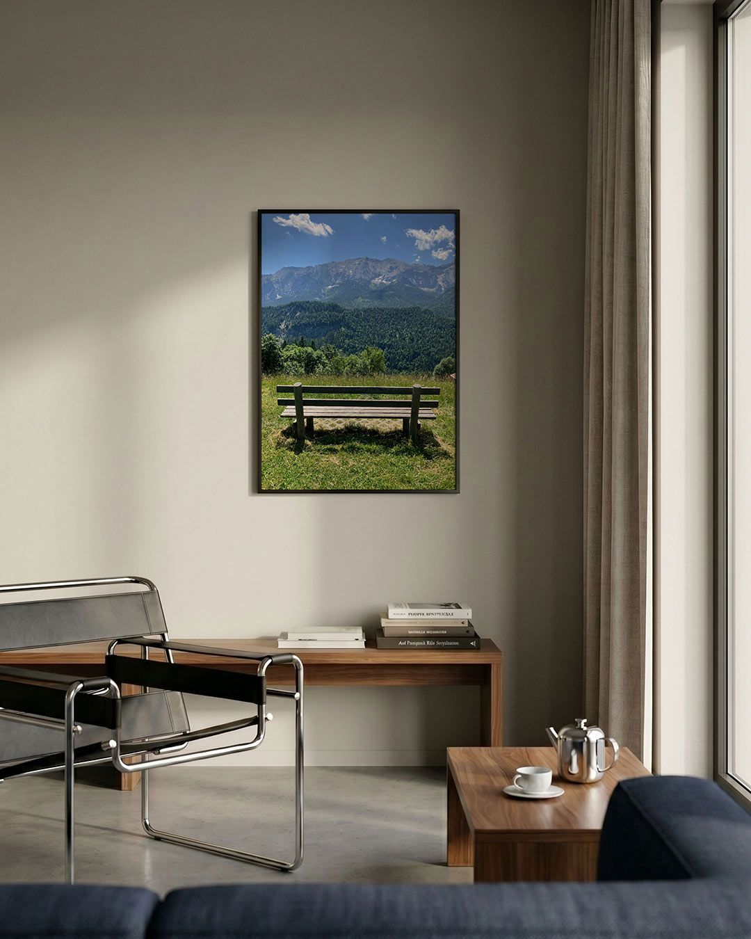 Berglandschap poster – detailweergave – een houten bankje staat op een groene heuvel met uitzicht op een berglandschap onder