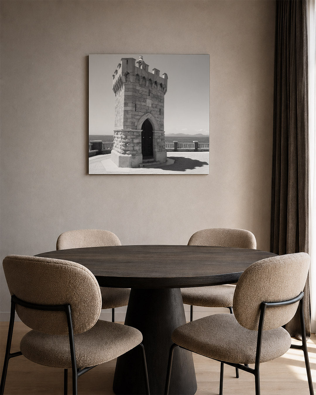Toren kunstwerk – tweede productweergave – een stenen toren met kantelen staat op een terras met uitzicht op de zee. De