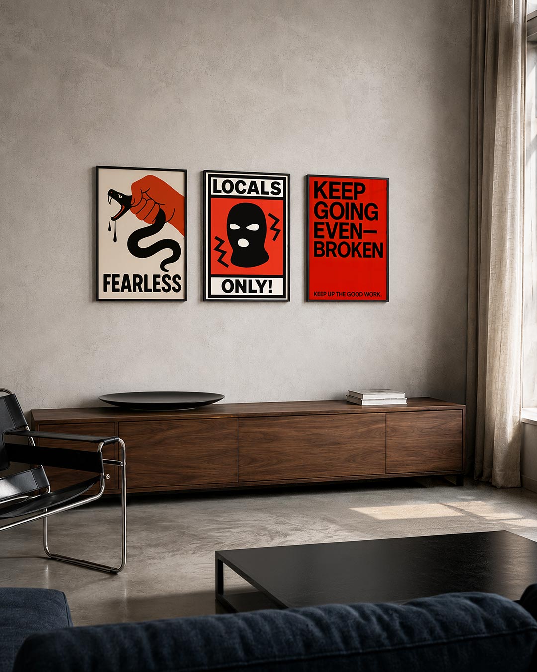 Krachtige greep posterset – tweede productweergave – een krachtige rode hand houdt een zwarte slang vast