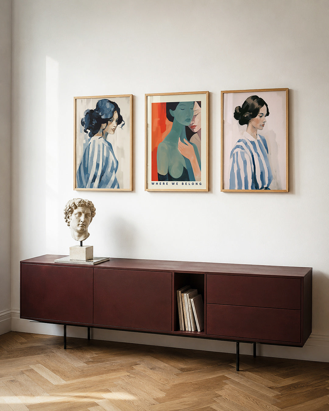 Blauwe strepen harmonie posterset – detailweergave – een vrouw met golvend donker haar, gehuld in een blauw-wit