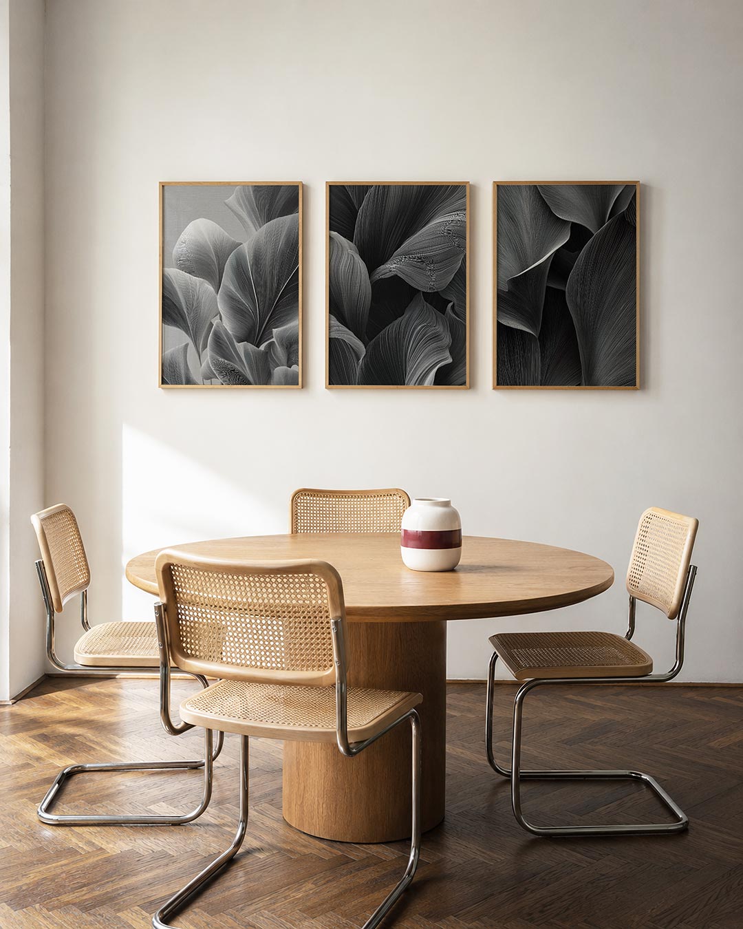 Lijnenspel en bladvormen driedelige posterset in interieur