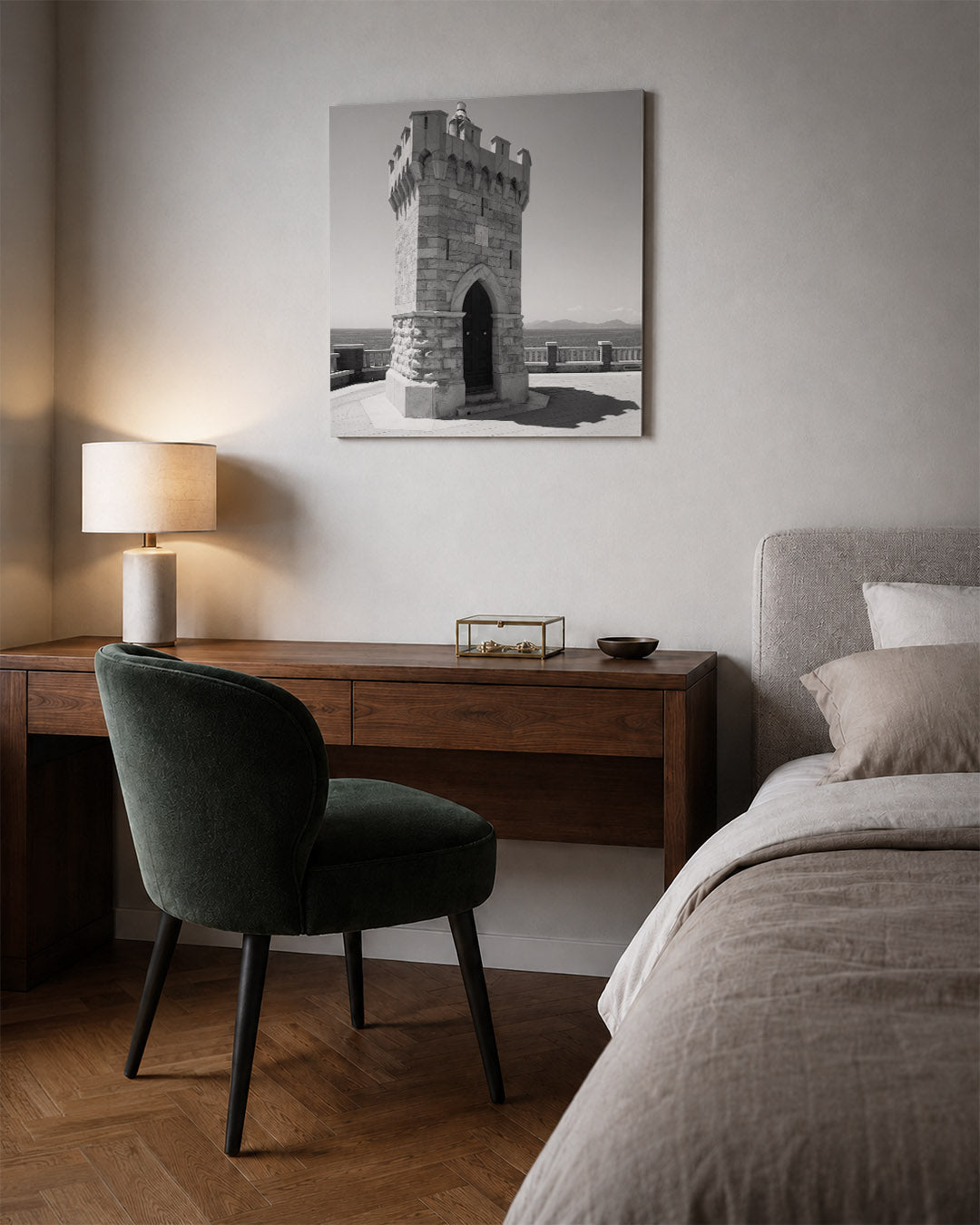 Toren kunstwerk – sfeerbeeld – een stenen toren met kantelen staat op een terras met uitzicht op de zee. De compositie is