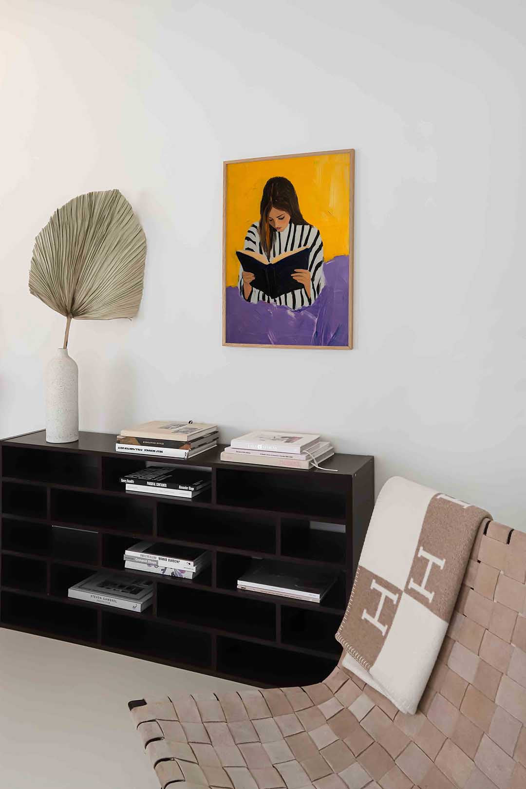 Lezende vrouw – staande moderne wanddecoratie van WallArtistic