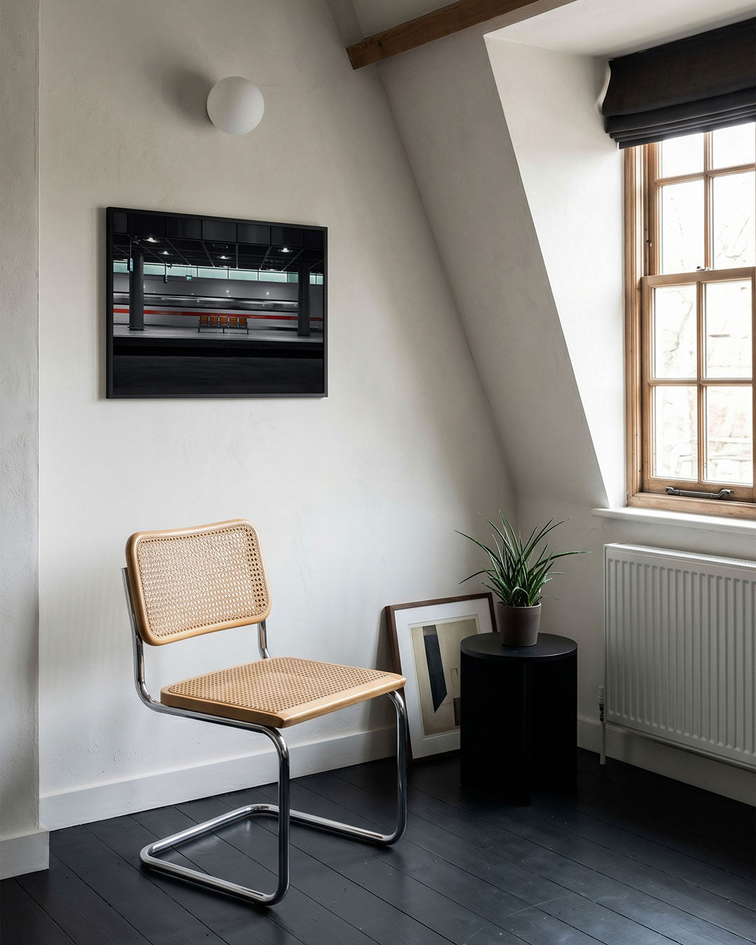 Dynamische stationsscène poster – tweede productweergave – deze poster toont een station met een voorbijrazende trein. De