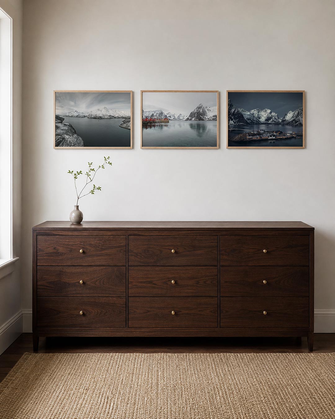 Interieur met liggend fotografisch drieluik stilte aan de fjord – Gerald Emming