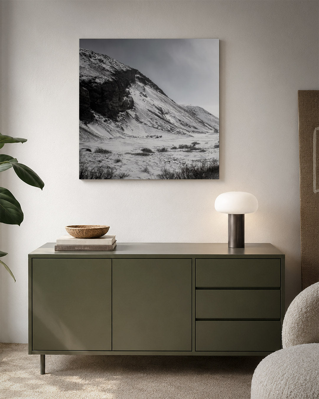Berglandschap in de sneeuw kunstwerk – detailweergave – deze kunstwerk toont een besneeuwd berglandschap met donkere rotsen