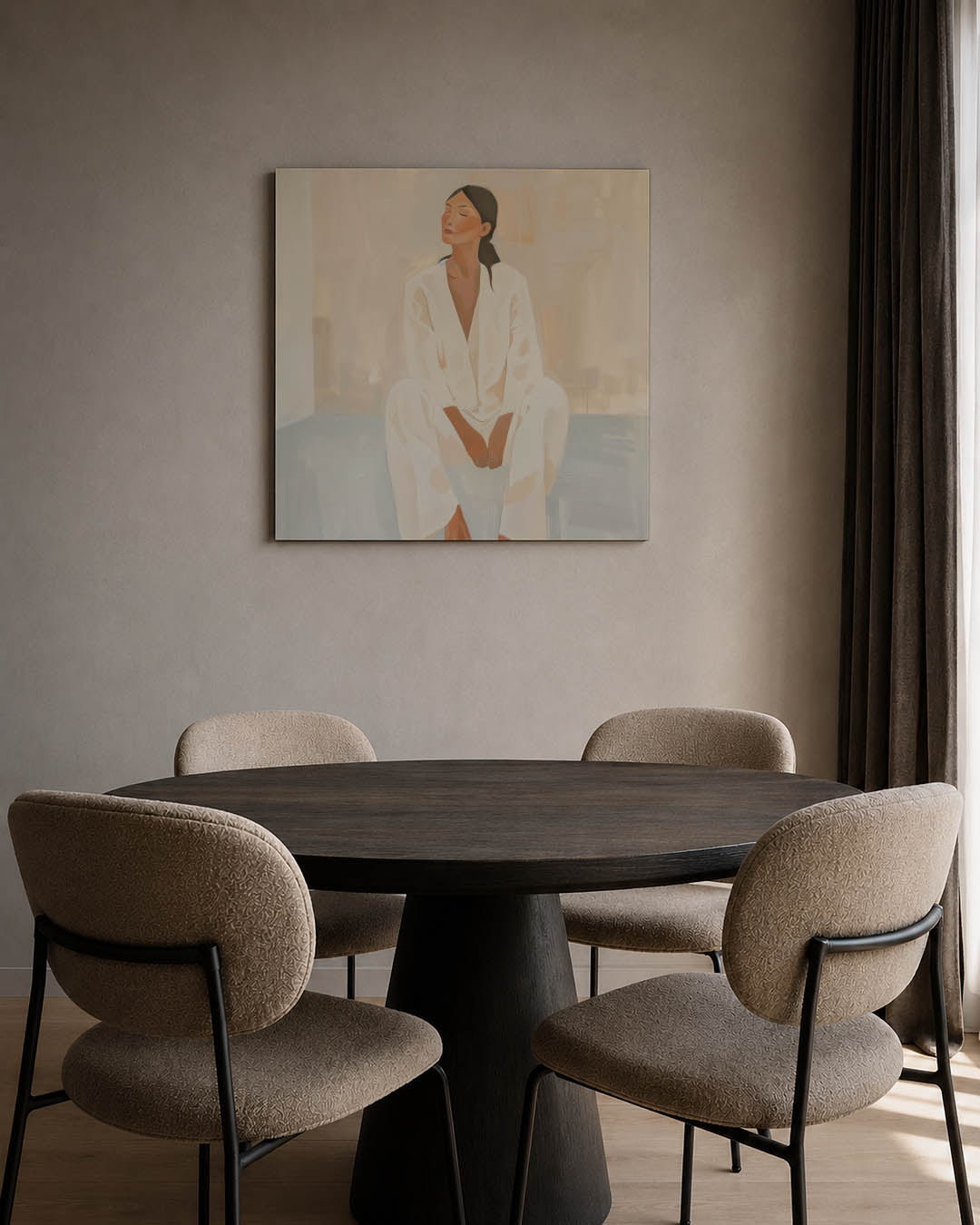 Zittende vrouw kunstwerk – tweede productweergave – dit kunstwerk toont een vrouw in een ontspannen pose. De zachte beige en