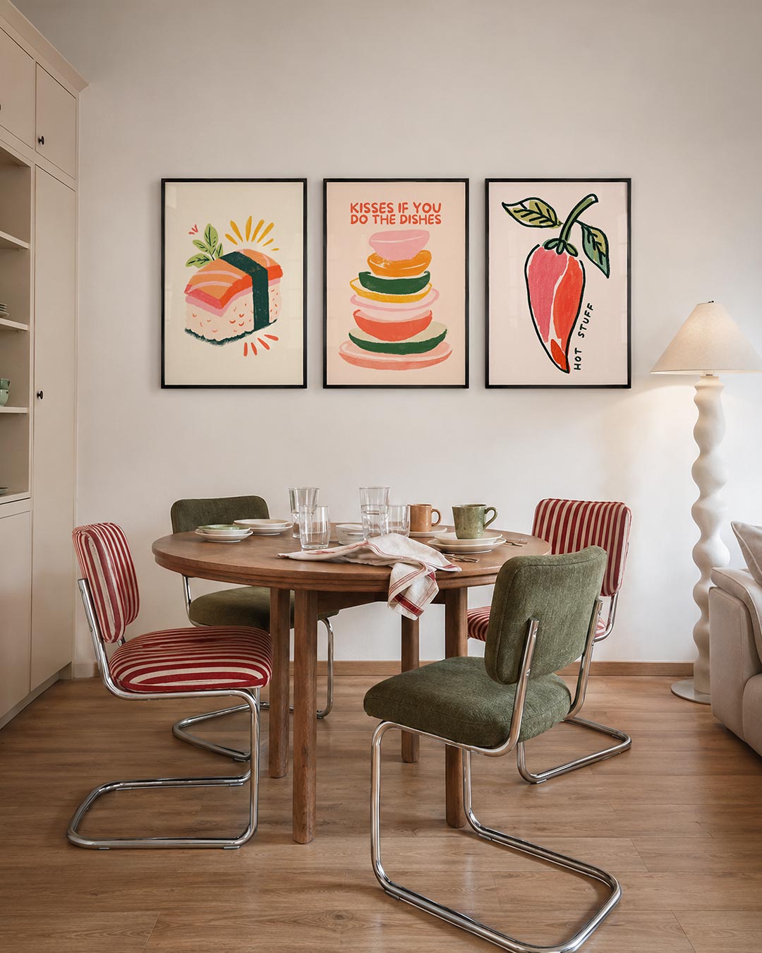 Sushi illustratie driedelige posterset – een speelse illustratie van sushi met levendige kleuren